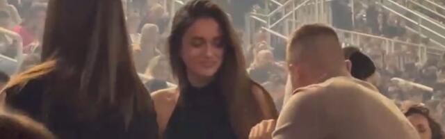 Mladja ćerka Saše Matića večeras u Areni: Šljokičava haljina i gola ledja, majka je sve vreme nadgleda