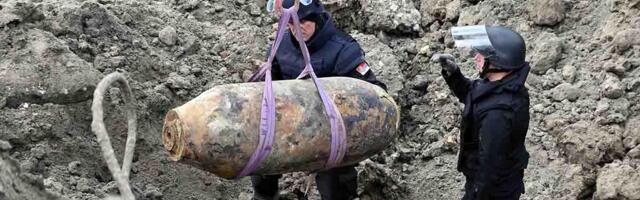 POGLEDAJTE KAKO JE TEKLO UKLANJANJE BOMBE IZ II SVETSKOG RATA: Američka, teška 472 kilograma! (FOTO/VIDEO)
