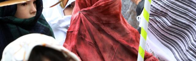 Mali Kikinđani prizivali proleće: Zapaljena lutka Kise, koja simbolizuje zimu i sve loše