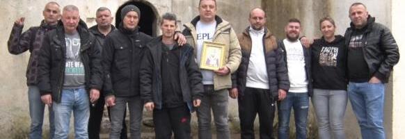 RASELJENI SRBI POSETILI LJUBIŽDU: Posle 25 godina uredili crkvu Svetog Nikole (FOTO/VIDEO)