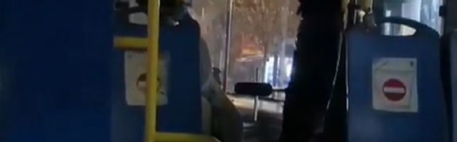 Snimak novog haosa u gradskom zbog maske: Muškarac i žena sipali uvrede, uz ove reči začuo se udarac