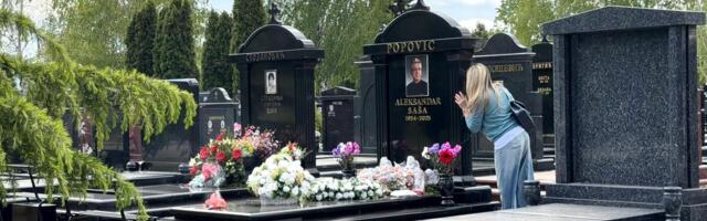 Suzana Jovanović na groblju na Pobusani ponedeljak: Sama kadi grob pokojnog muža, zapalila sveću i ostavila sveće (FOTO)