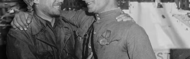 DAN KADA JE HITLER ZNAO DA JE SVE GOTOVO: Dok su sovjetske trupe gazile Berlinom, a na Elbi su se prvi put sreli RUSKI i AMERIČKI vojnici (FOTO)