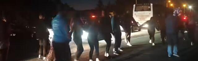 Srbi satima čekaju na Evzoniju: Haos na granici, a oni igraju kolo (VIDEO)