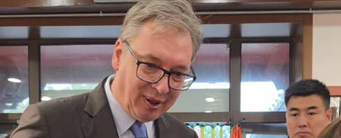 Vučić: “Ugrabio sam trenutak da kupim neku sitnicu za Danila, Milicu i Vukan”a (VIDEO)