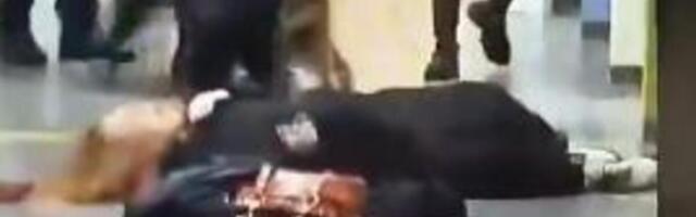 JEZIV SNIMAK IZ HOLANDIJE: Žena leži na podu, oko nje policajci, ŠTA SE OVDE ZAPRAVO DEŠAVA? (VIDEO)