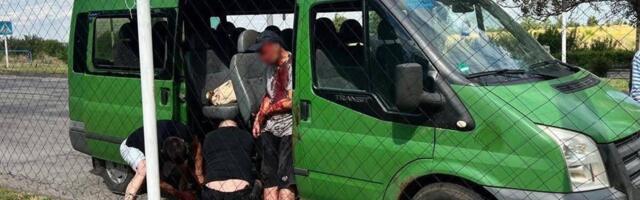 (UZNEMIRUJUĆI VIDEO) NOVI SMRTONOSNI NAPAD RUSIJE NA UKRAJINU! Pogođen MINIBUS, ima MRTVIH i ranjenih, među kojima su i deca! (FOTO)