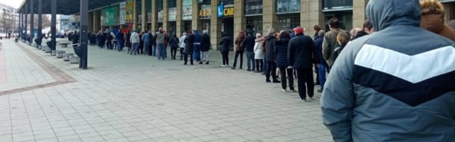 Ljudi u ogromnim redovima čekali da prime vakcinu (FOTO)