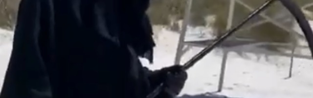 Smrt hara plažama, sa kosom u ruci juri kupače (VIDEO)