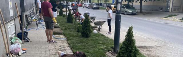 FOTO: Komšije na Grbavici se udružile i sredile prilaz zgradi, apeluju na vlasnike pasa