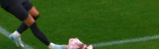 VEROVALI, ILI NE: Navijači na teren bacili svinjsku glavu - fudbaler umalo doživeo težu povredu! (VIDEO)