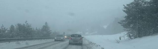 ZAVEJANA SRBIJA, SAOBRAĆAJ USPOREN: Putari ne stižu da ga očiste sneg - najgora situacija je u ovom delu zemlje!