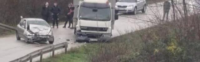 Žestok sudar automobila i kamiona kod Čačka: Prednji deo vozila smrskan, teretnjak umalo da sleti sa puta u kanal!