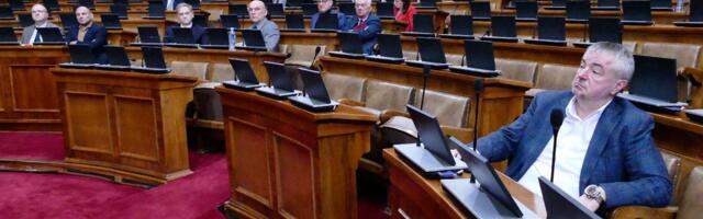 Da li je Trampov sin još u aprilu rekao Vučiću da porodica odustaje od gradnje: Šta su sve poslanici danas pitali Vladu?