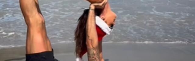 Poznati golman i čuvena manekenka ispoštovali "golišavu" božićnu tradiciju, skinuli se na plaži, pa pozirali