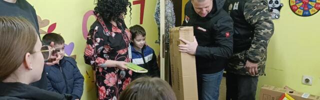 BOŽIĆNI PAKETIĆI ZA ČLANOVE UDRUŽENJA "NAŠA DECA 037"! "Juhor Adventure" obradovao mališane u Varvarinu (FOTO)