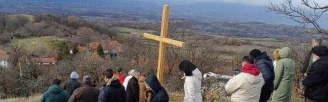 Novi krst iznad Vrmdže osvećen i obasjava kotlinu: Porodica Radisavljević donirala svetlost rodnom selu