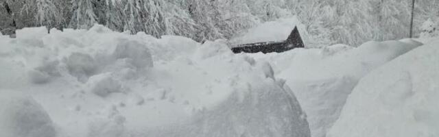 METAR SNEGA NA PLITVIČKIM JEZERIMA: Neprohodni putevi, brojna vozila ostala zatrpana (FOTO)