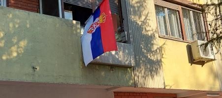 Zastave Srbije na niškim ulicama, zgradama i kućama - obeležava se novi praznik