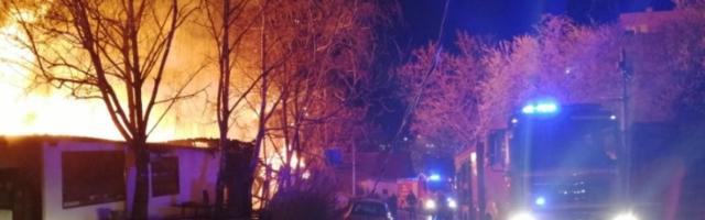 Novi Beograd: Vatra guta barake, 18 vatrogasaca na terenu