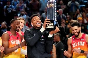 Адетокумбо на прегледима у Њујорку због повреде шаке