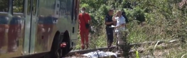 STRAŠNA SMRT POD TOČKOVIMA LOKOMOTIVE: Voz zgazio ženu, šetala je prugom na nju je NALETEO U PUNOJ BRZINI