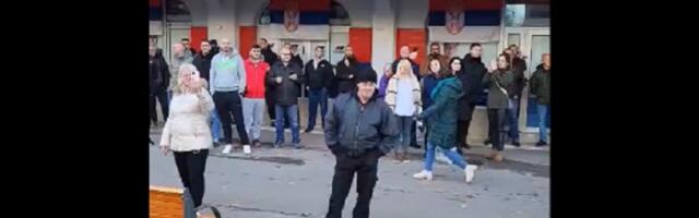 Naprednjaci se smeju građanima koji protestuju u NS (VIDEO)