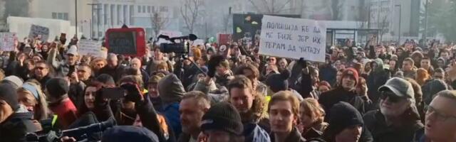 Skup roditelja u Novom Sadu: Ombudsman da reaguje ili da se povuče