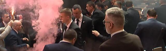 Policija u Skupštini utvrđuje ko je palio baklje i bacao predmete