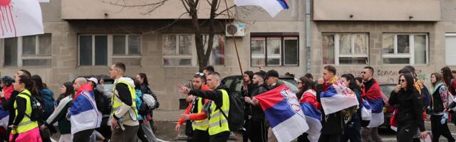 Tačni kao sat: Povorka srednjoškolaca i studenata krenula pešice iz Kragujevca ka Beogradu (VIDEO)