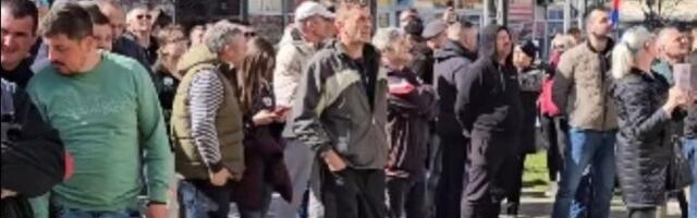 Tenzije u Bogatiću: Građani traže OSTAVKE, opozicija u Skupštini zauzela govornicu (VIDEO)