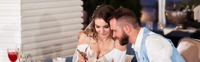 POTEZ MLADE DIRNUO internet! Sedela je za stolom sa mladoženjom, a onda poslala poruku svojim prijateljicama (VIDEO)