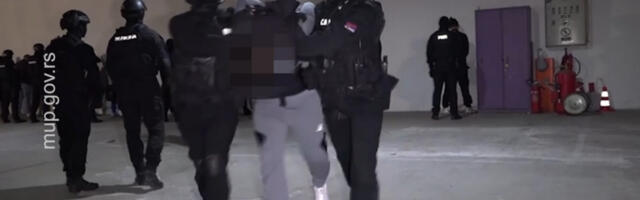 BANDA OTELA NOVOSAĐANINU (40) NOVČANIK SA 475.000 DINARA Tipovali i opljačkali sugrađanina ispred kladionice