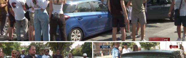 "Stavite im lisice": Zemunci ne daju policiji da odvede muškarce koji su oborili ženu na blokadi