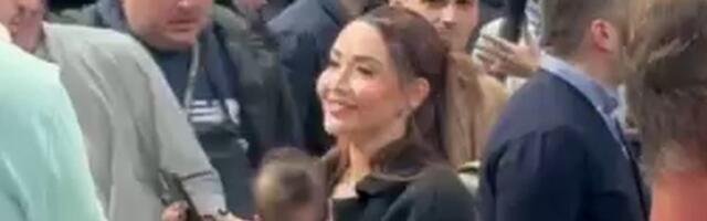 Grobari u transu zbog Lesorove žene kad se okrenula i pokazala šta ima na leđima kaputa