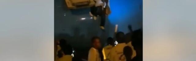 PUTNICI ISKAČU IZ AVIONA NA PISTU! Satima su bili u pregrejanoj kabini, pa se odlučili na DRAMATIČAN korak