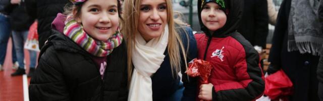 U 2026. GODINI NASTAVLJAMO DA GRADIMO SRBIJU PO MERI PORODICE: Ministarka Stamenkovski u Kaluđerici otvorila novo igralište i podelila paketiće mališanima