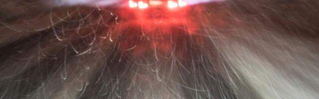 DRAMATIČNE SCENE Kamion za čišćenje snega sleteo s puta (FOTO)