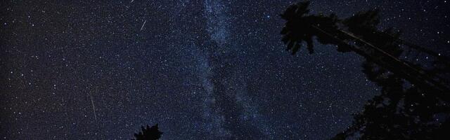 Nebeski događaji u aprilu: ružičasti pun Mesec, kometa, pravnanje planeta i meteori