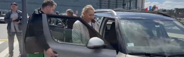 Vesna počela da se krsti: Žena joj prišla na aerodromu, pevačica ostala u šoku zbog zahteva!: Odbila je odmah!