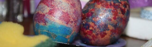 Tehnika koja osvaja srca domaćica: Lako i brzo ofarbajte jaja sunđerom za sudove - čitav spektar šarenolikih boja