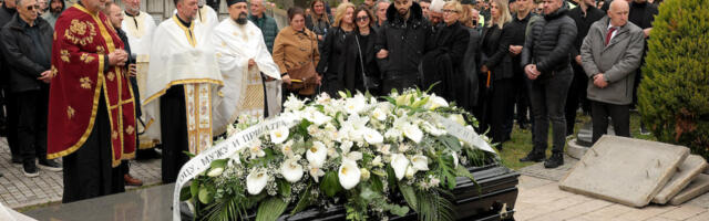 Crveno-beli na sahrani Duška Vujoševića - evo ko je od poznatih zvezdaša došao na ispraćaj Duleta (Foto)