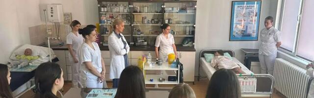 Humanost i znanje kao motiv: Veliko interesovanje čačanskih maturanata za ovu srednju školu