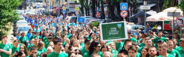 LOZNICU "OSVOJILI" MATURANTI: Održan sedmi defile "Učim, znam – vredim" (FOTO)