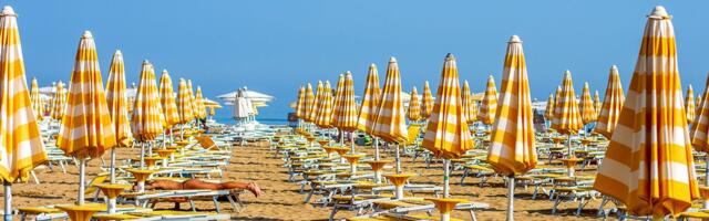 Na popularnoj plaži zabranjeni peškiri: Kazne do 5.000 evra za nošenje peska i školjki