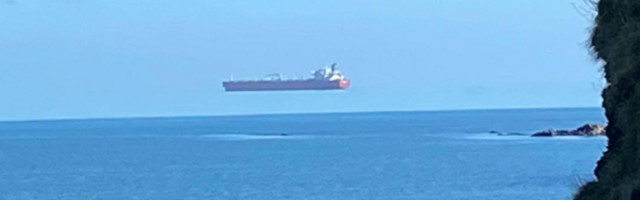 Čovek je fotografisao brod koji lebdi nad morem, misteriozni fenomen je zapalio društvene mreže; Neki tvrde da je greška u simulaciji u kojoj živimo!