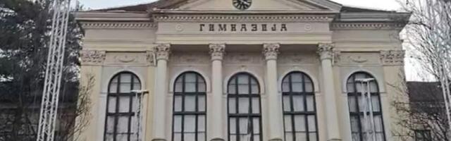 Pao deo fasade sa Prve kragujevačke gimnazije (FOTO)