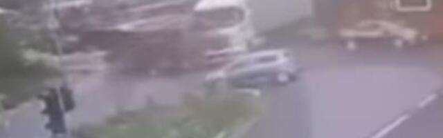 JEZIVA NESREĆA NA ALTINI Kamion se zakucao u autobus, od siline udara devojka ispala iz autobusa (VIDEO)