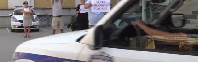 Užički opozicioni odbornici ispred Policijske uprave u Užicu: „Vi ste sramota“ (VIDEO)