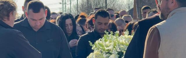 Draganova udovica jedva hoda iza Darka u tužnoj koloni, sve vreme je pridržavaju: Ivana jeca kod sanduka